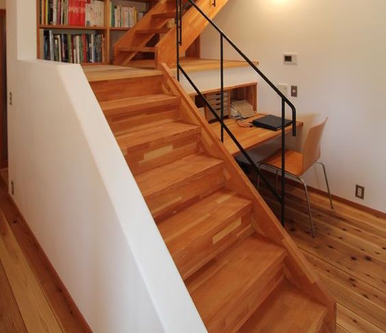 Изготовление деревянной лестницы на заказ в частном доме LW622