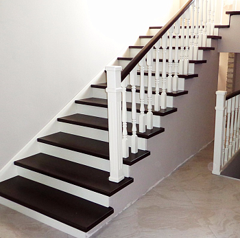 Монолитная лестница на 2 этаж с деревянной отделкой PJ602
