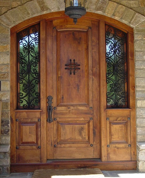 Элитная дверь из массива дуба с ковкой DH343