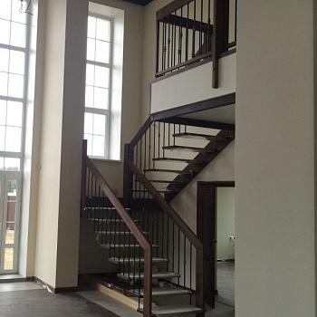 Изготовление лестниц в дом на второй этаж из ясеня VF720